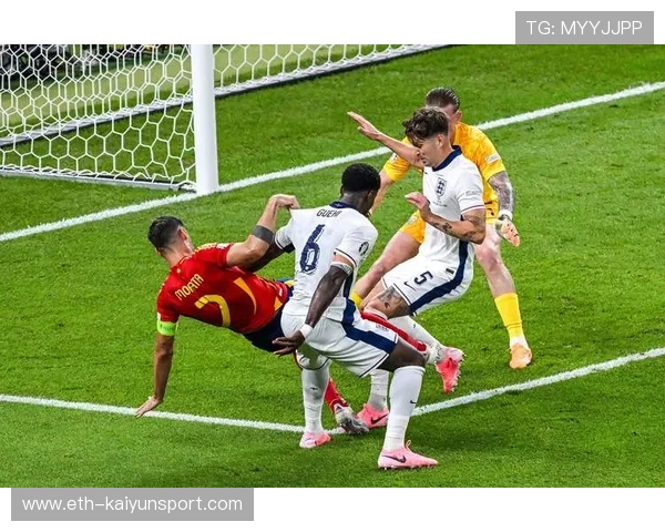 莫拉塔禁区前沿回敲助攻，特奥插上左脚低射破网